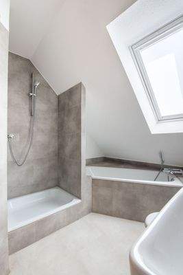 Bad mit Wanne und Dusche