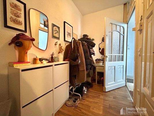 Diele mit Sicht auf Eingangstür - 1. OGL