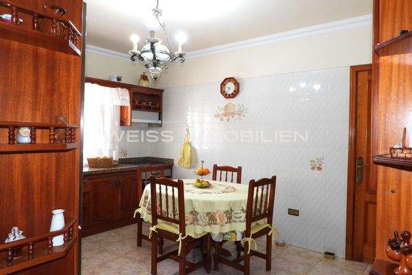 Die Küche mit Regalen ...