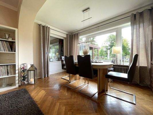 Essbereich mit Blick in den Garten