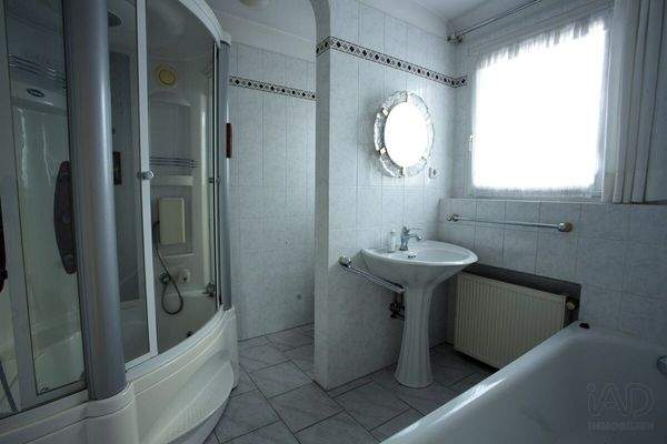 Bad en Suite mit Wanne und Massage-Dusche 3