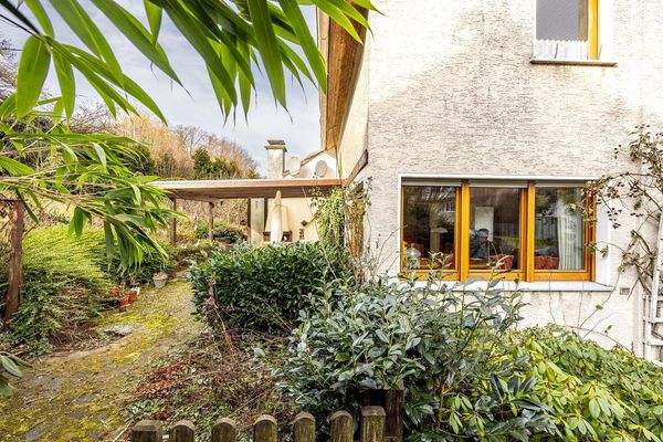 Außenansicht mit überdachter Terrasse