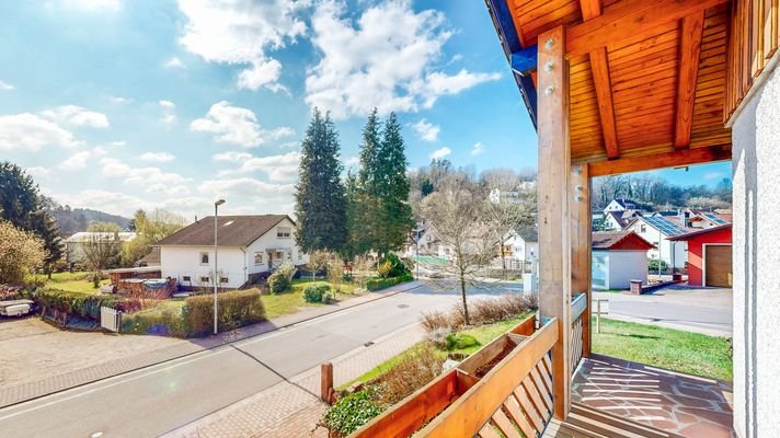Balkon vor dem Haus zur Straßenseite