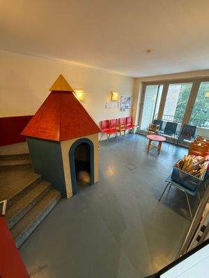 Wartezimmer mit Spielbereich