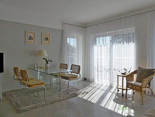 Wohnzimmertisch und Balkonausgang