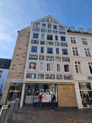 Frontansicht Gebäude und Ladengeschäft.jpg