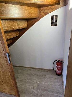 Abstellkammer unter d. Treppe