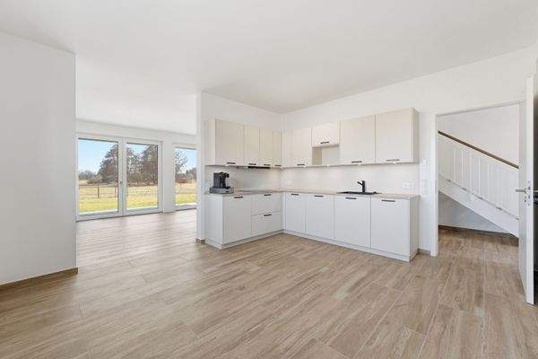 Küche mit Blick ins Wohnzimmer