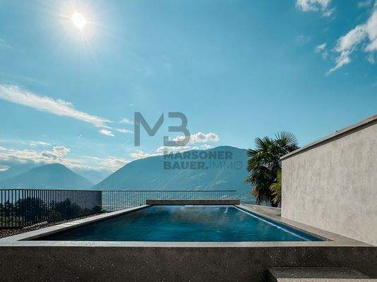 Panoramapool mit Sonnenterrasse - piscina panoramica con terrazza solarium