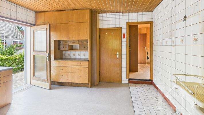 Küche mit Zugang zum Carport