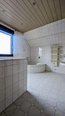Badezimmer im Dachgeschoss (mit Wanne)