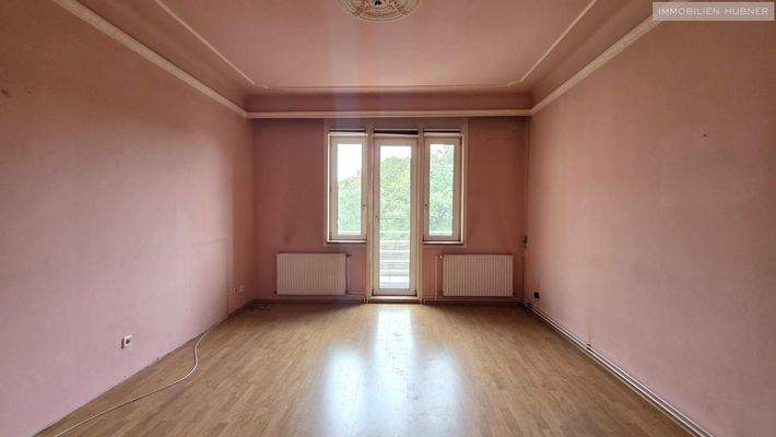 Wohnzimmer mit Balkon