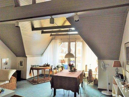 Wohnzimmer mit Zugang zur Loggia