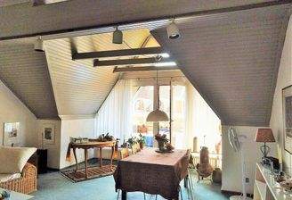 Wohnzimmer mit Zugang zur Loggia