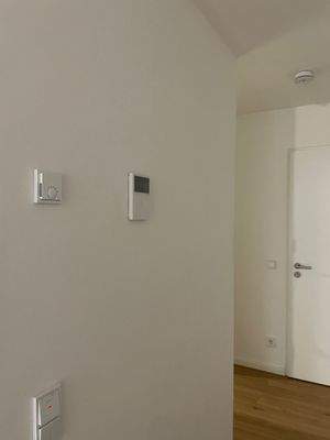 Weisser Flur mit Thermostat