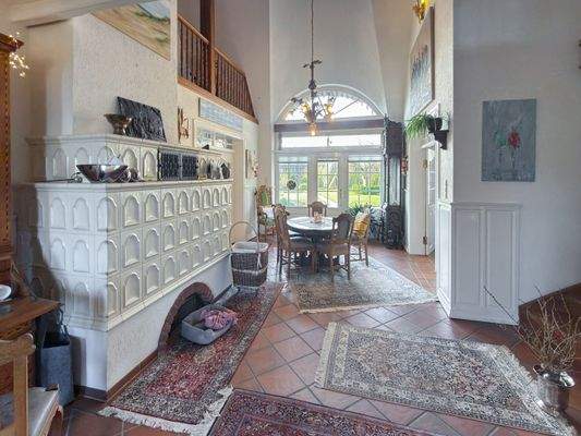 5. Wohnhalle mit Blick auf die Terrasse.jpg