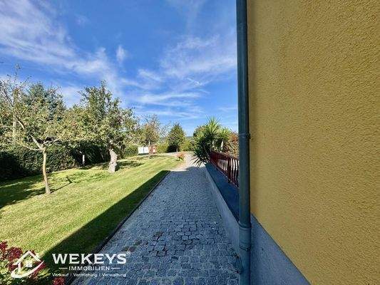 gepflasterter Weg über das Grundstück