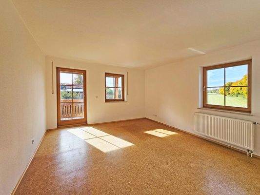 Zimmer 2 OG mit Tür auf Balkon und Seitenfenster