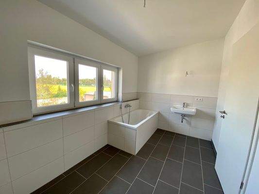 Badezimmer mit Dusche und Wanne