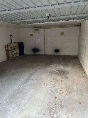 Geräumige Garage im Gebäude