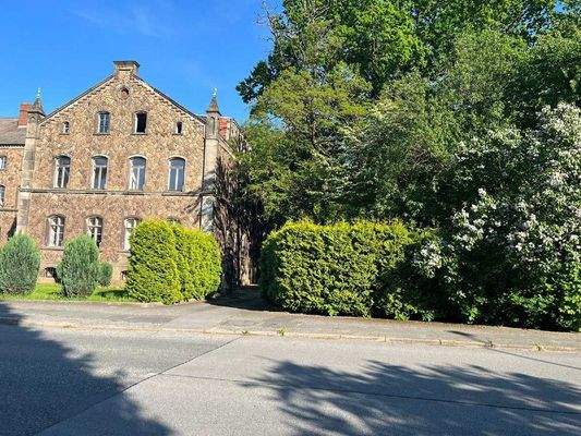 Zufahrt zu Westflügel und Villa (1)