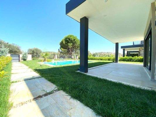 seitliche Gartenansicht