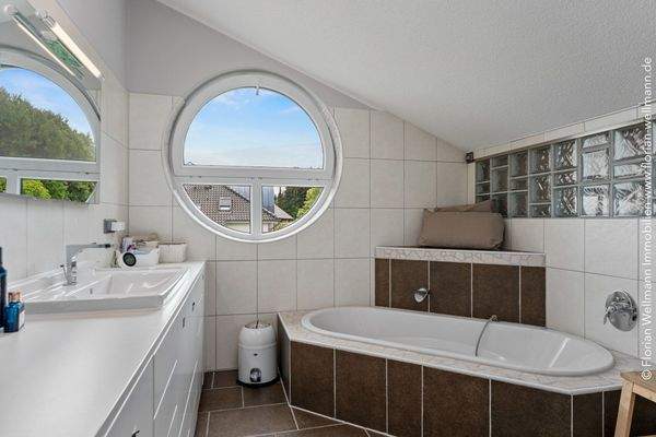 Weiteres Badezimmer mit 8,43 m²  und Eckwanne