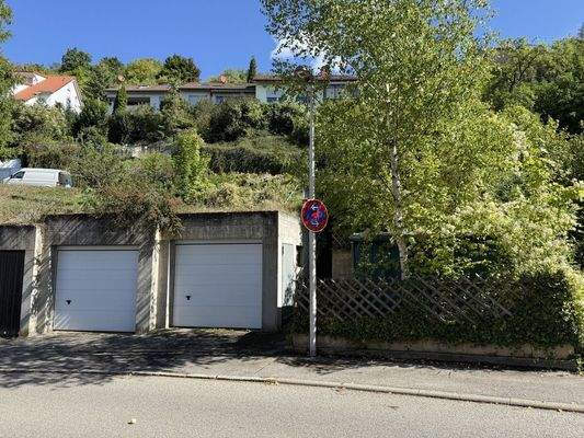 Garagengrundstück mit zwei Garagen