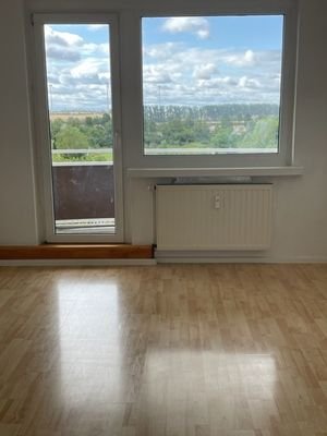 Wohnzimmer mit Blick zum Balkon