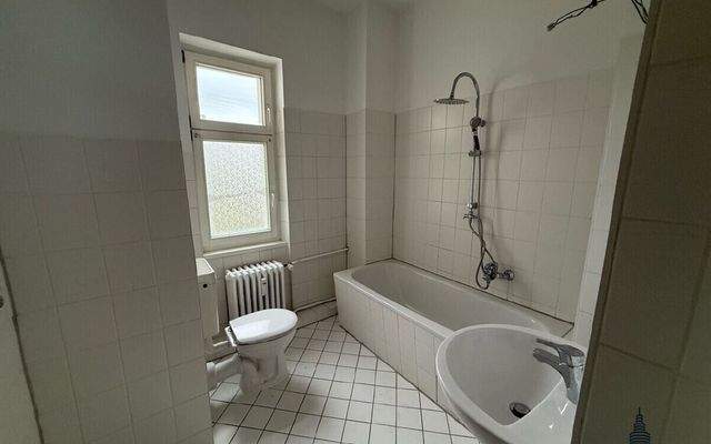 Bad mit Wanne und Fenster