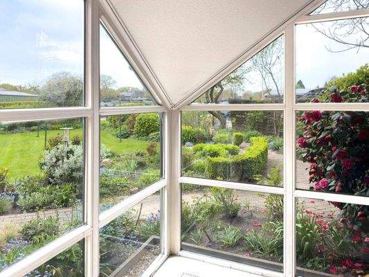 Eckfenster mit Blick in den Garten