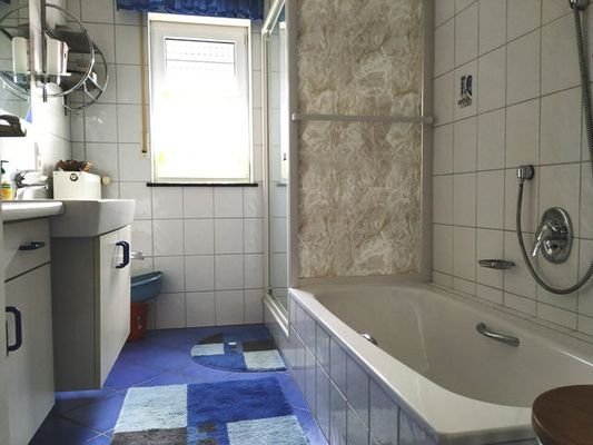 EG_Badezimmer mit Wanne und Dusche