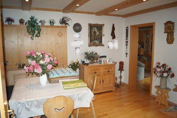 Blick von der Küche ins Esszimmer zum Wohnzimmer