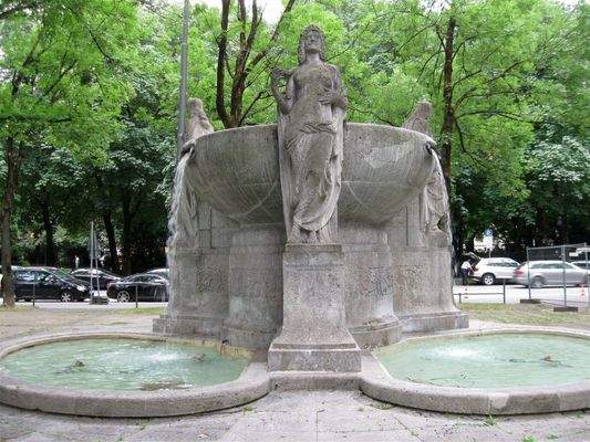 Nornenbrunnen Maximiliansplatz