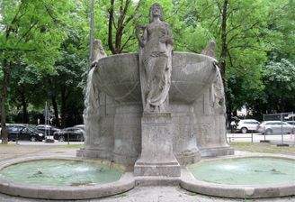 Nornenbrunnen Maximiliansplatz
