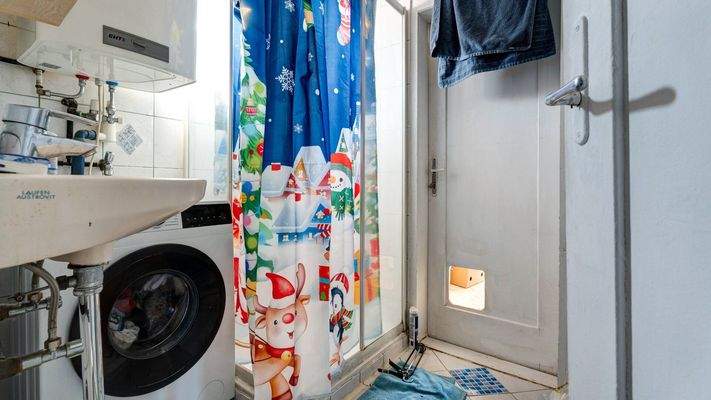 Badezimmer mit Wc & Dusche