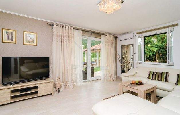 Helle Wohnatmosphäre mit modernem Komfort