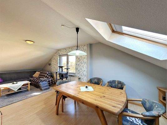 Esszimmer mit angenehmer Raumhöhe im Dachgeschoss
