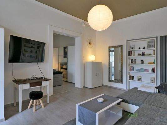 Wand-TV, Schreibtisch, Spiegel