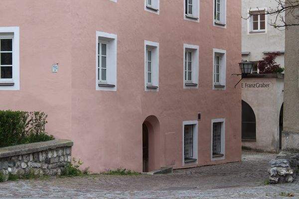 Ansicht Südfassade und Zufahrtsstraße zum Freistellplatz