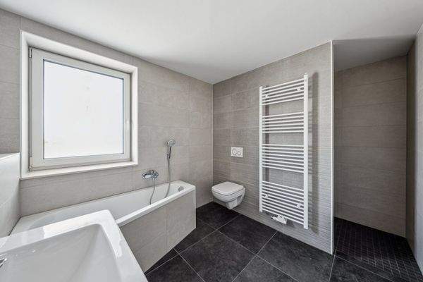 Badezimmer mit Wanne und Dusche