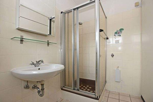 Gästebad mit Dusche EG