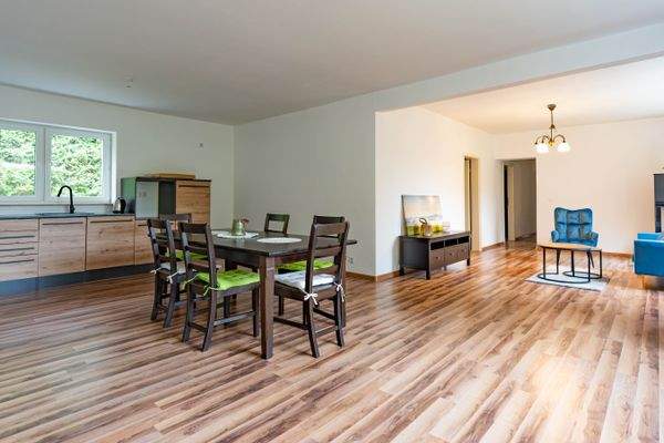 Küche und Wohnzimmer