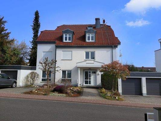 alles sehr gepflegt, nur 3 Wohneinheiten