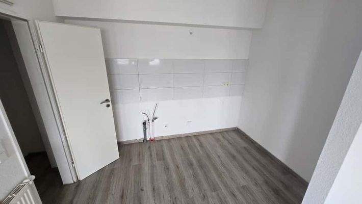 Leere Küche mit Fliesenwand