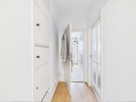 Entrée mit Blick ins Bad