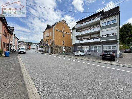 Außenansicht/ Parkplätze