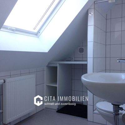 Vorderhaus-DG: Badezimmer