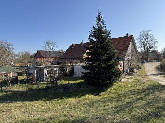 Blick vom Deich zum Haus