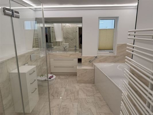 Badezimmer mit Wanne und Dusche